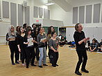 Un groupe d'étudiants répètent une scène de comédie musicale.