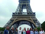 Un groupe d'étudiants posent devant la tour Eiffel à Paris.