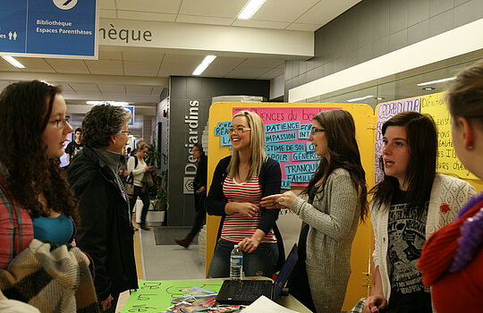 Des étudiantes animent un stand de sensibilisation au cégep.