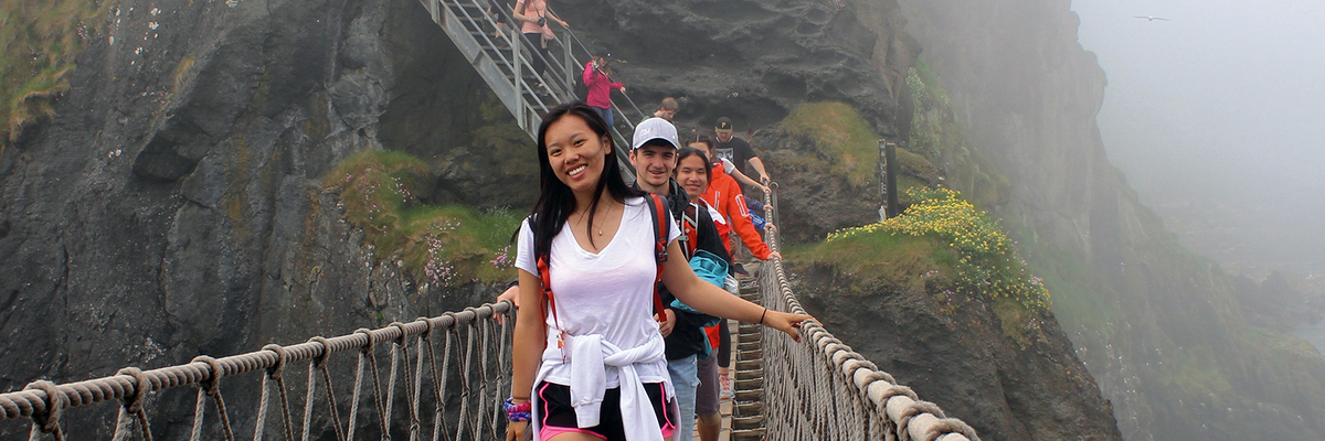 Des étudiants souriants sur un pont suspendu en Irlande