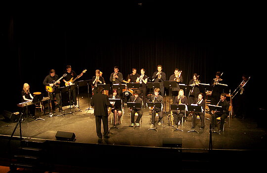 Un orchestre d'étudiants sur scène.