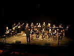 Un orchestre d'étudiants sur scène.
