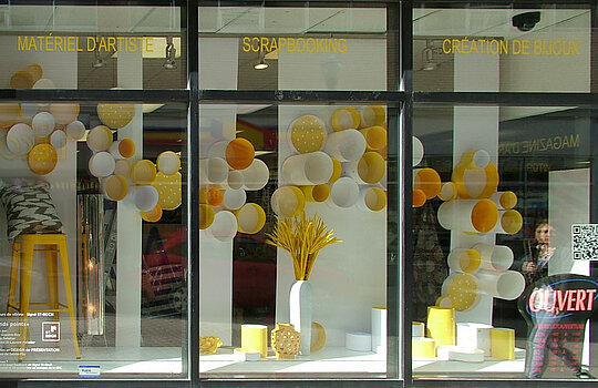 Vitrine de magasin décorée par les étudiants.
