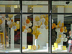Vitrine de magasin décorée par les étudiants.