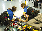 Deux étudiantes tournent sur le côté une étudiante qui porte un collier d'immobilisation.