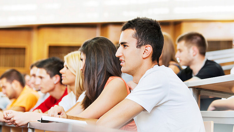 Gros plan sur un étudiant en classe.