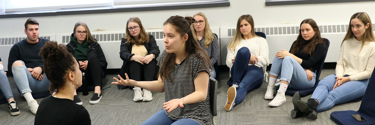 Des étudiants en discussion.