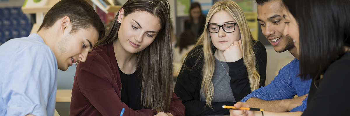 Des étudiants collaborent autour d'une table de travail