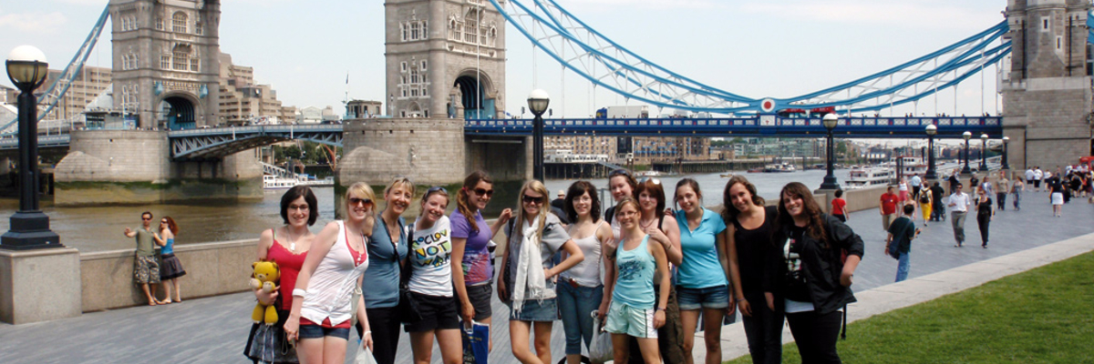 Des étudiants posent devant le Tower Bridge à Londres.