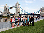 Des étudiants posent devant le Tower Bridge à Londres.