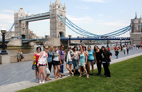 Des étudiants posent devant le Tower Bridge à Londres.