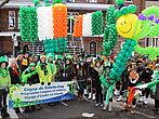 Un groupe d'étudiants costumés participent à la parade de la Saint-Patrick.
