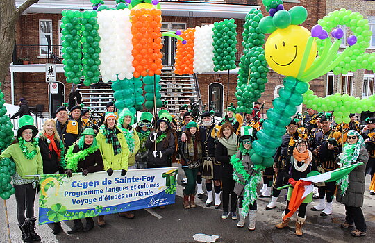 Un groupe d'étudiants costumés participent à la parade de la Saint-Patrick.