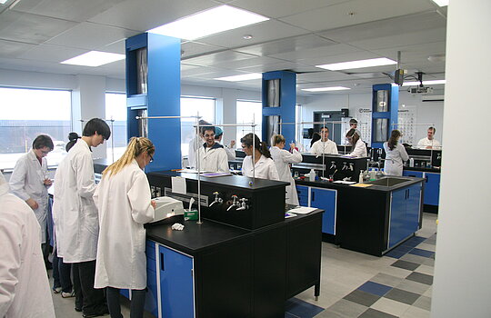 Un laboratoire de chimie avec des étudiants qui travaillent.