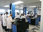 Un laboratoire de chimie avec des étudiants qui travaillent.