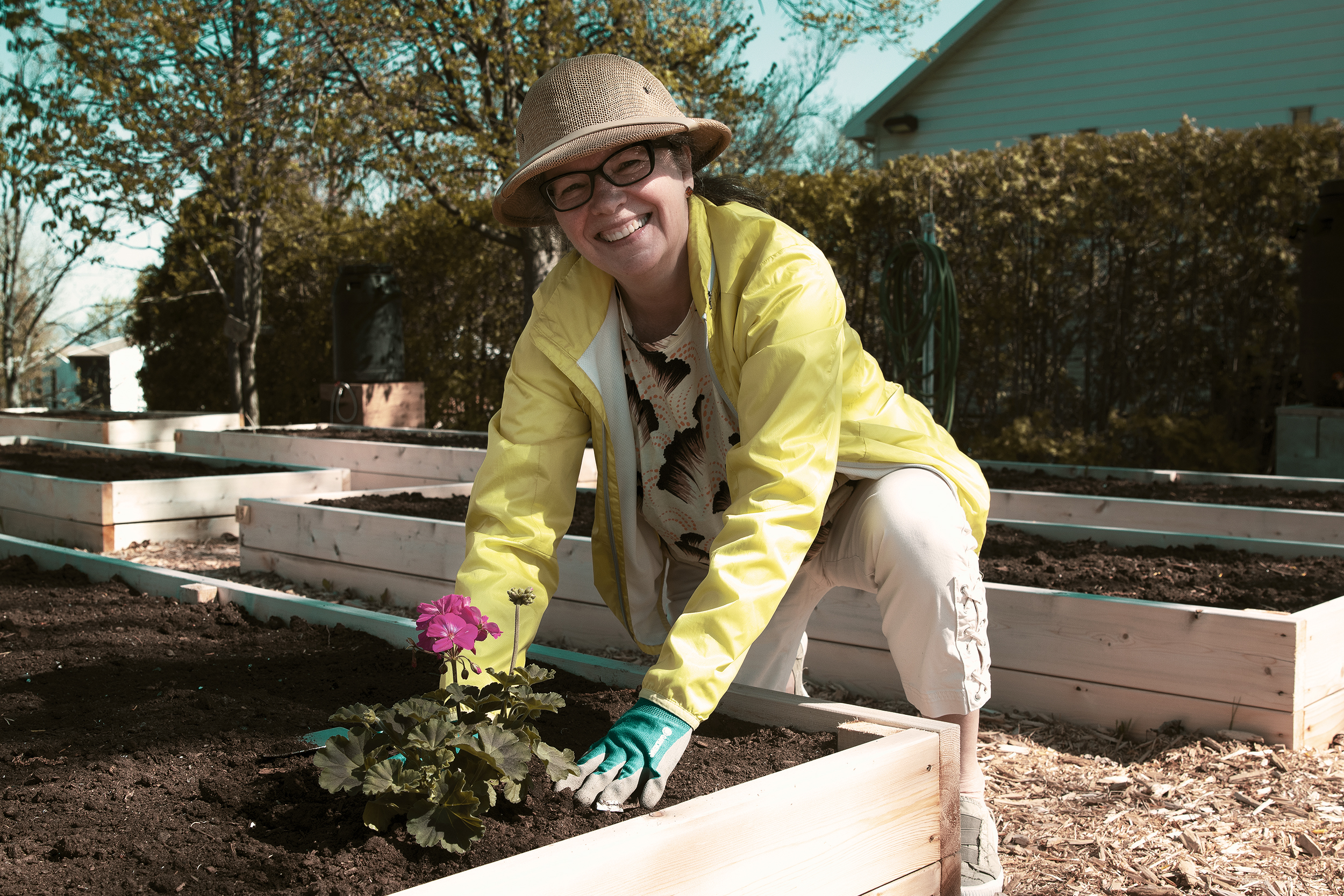 La directrice générale par intérim du Cégep de Sainte-Foy, Mme Monique Provencher, qui procède au premier semis.